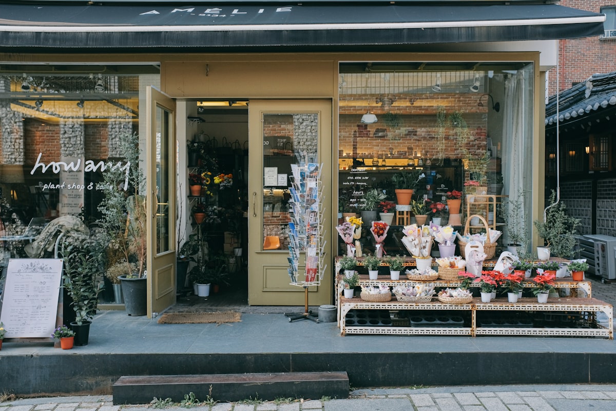 La Rose et le Rossignol flower shop storefront in Paris